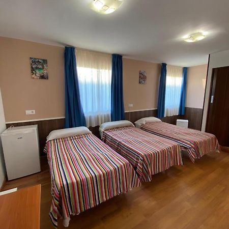 Hostal Urpi-Oklahoma Реус Экстерьер фото